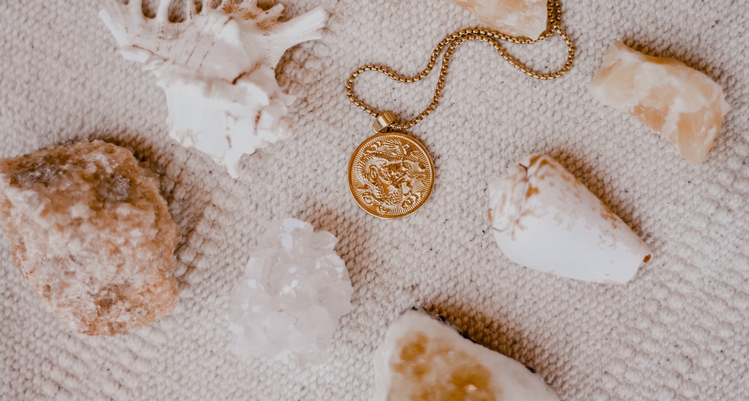 Collier avec signe astrologique