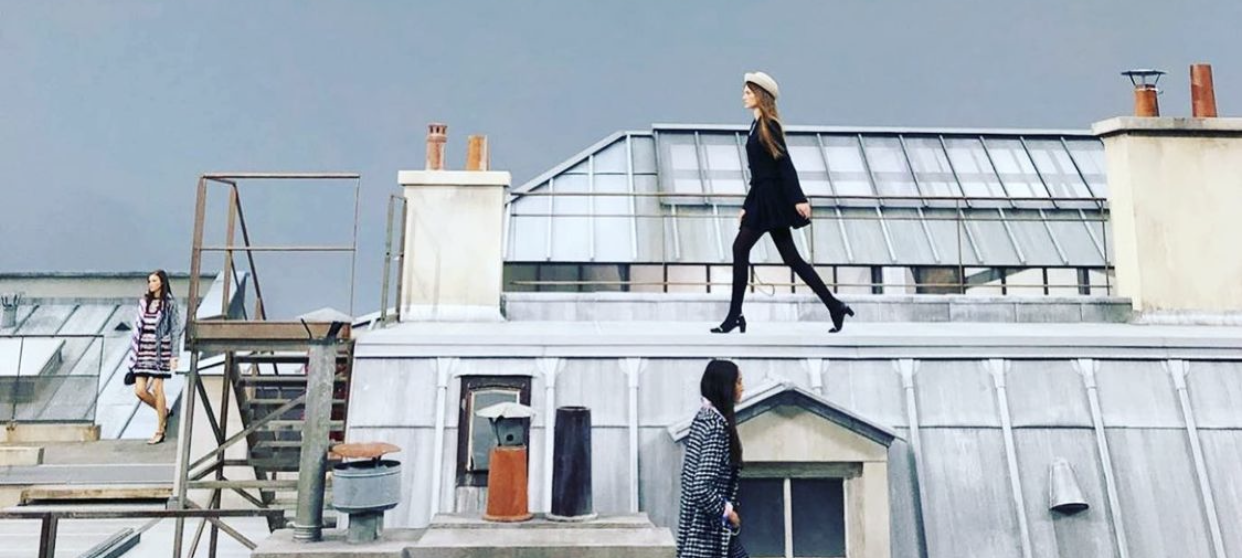 défilé Chanel avec en décor les toits de Paris