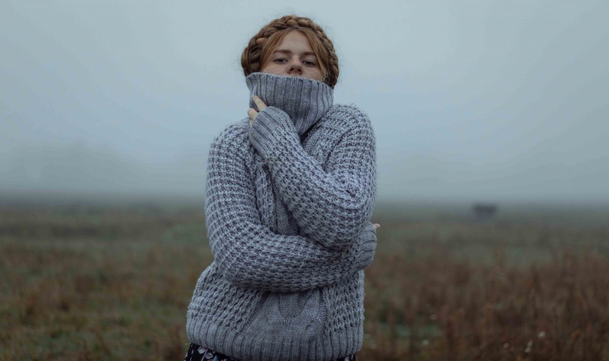 Femme qui porte un pull en cachemire bleu