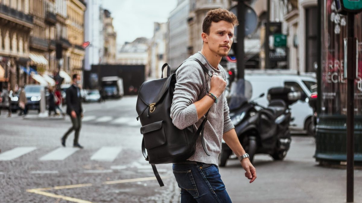 homme avec un sac à doc noir
