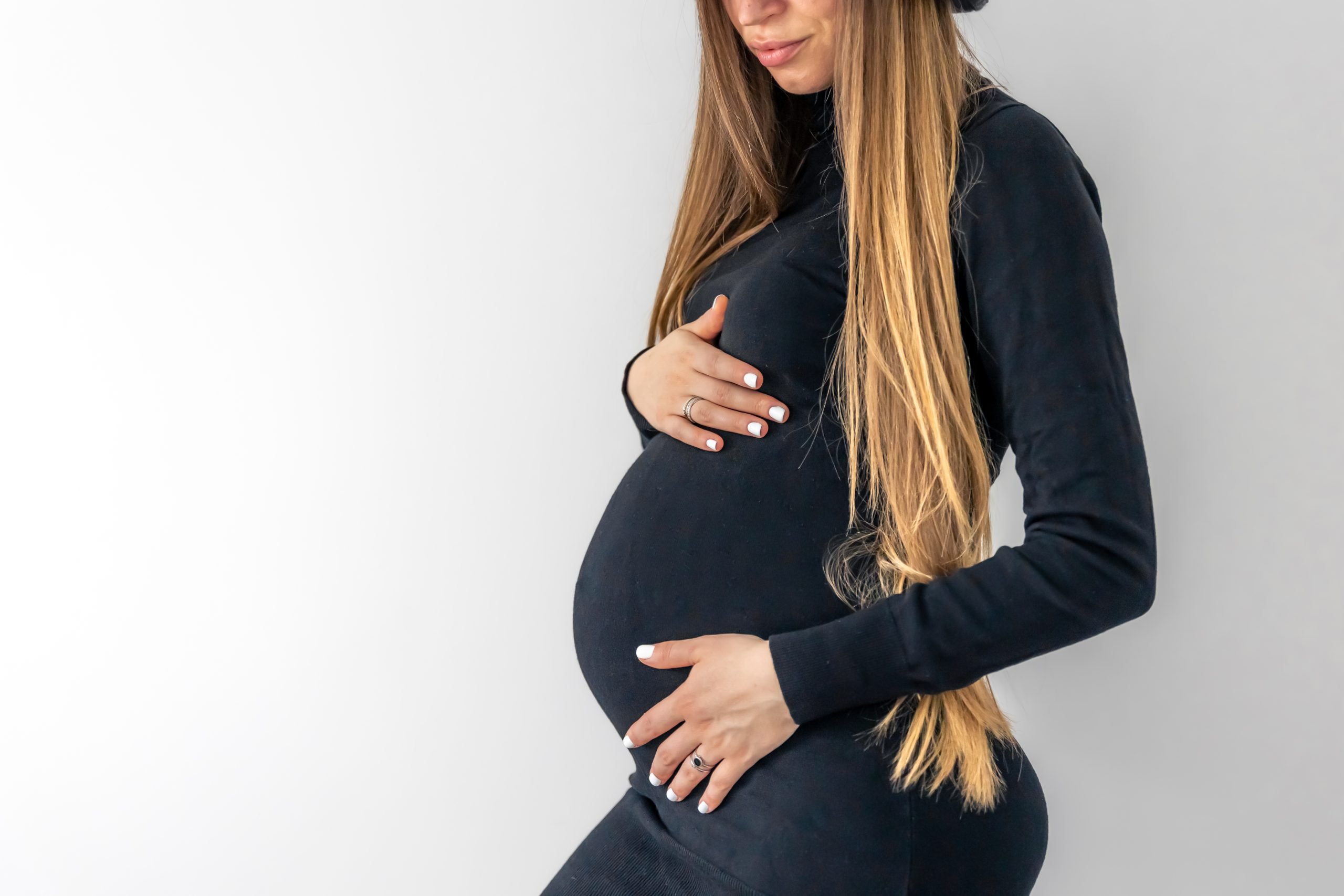 elegante jeune femme enceinte fond blanc scaled